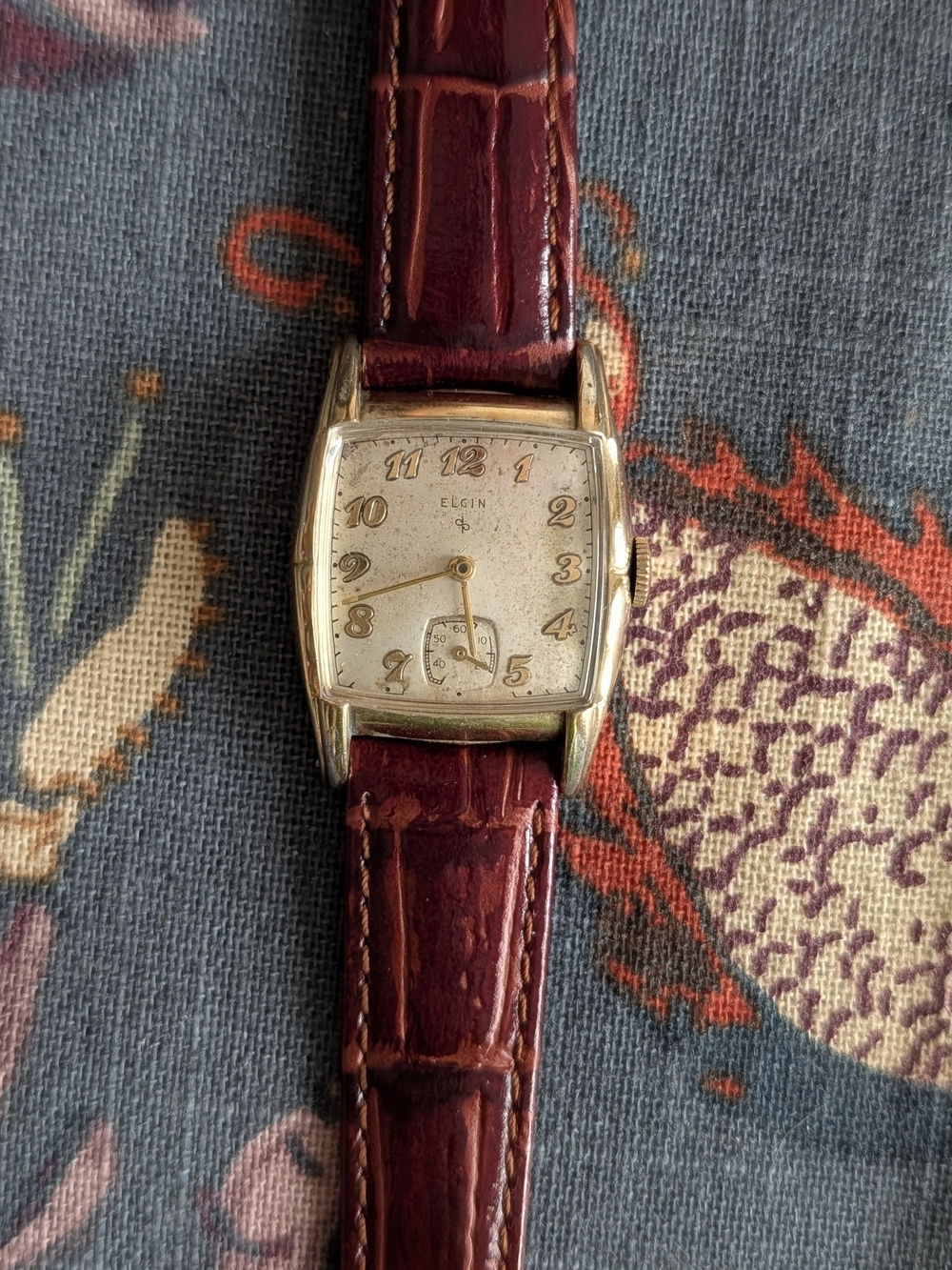 Men's Vintage-Inspired Gold Case Watch with Burgundy Leather Strap